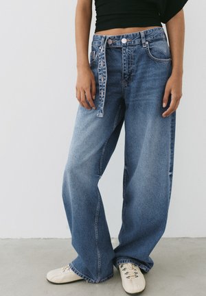PULL&BEAR MID-WAIST WITH BELT - BAGGY JEANS - Baggy jeans - dark blue