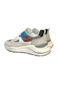 Scarpe sportive bianche realizzate con materiali in rete e camoscio. Accenti in marrone, verde e blu, e un tacco grigio testurizzato con una linguetta nera.