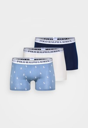 Drei Paare Boxer Shorts: hellblau mit weißen Polo-Logos, einfarbig weiß und einfarbig navy; alle verfügen über elastische Bund mit Markenlogo.