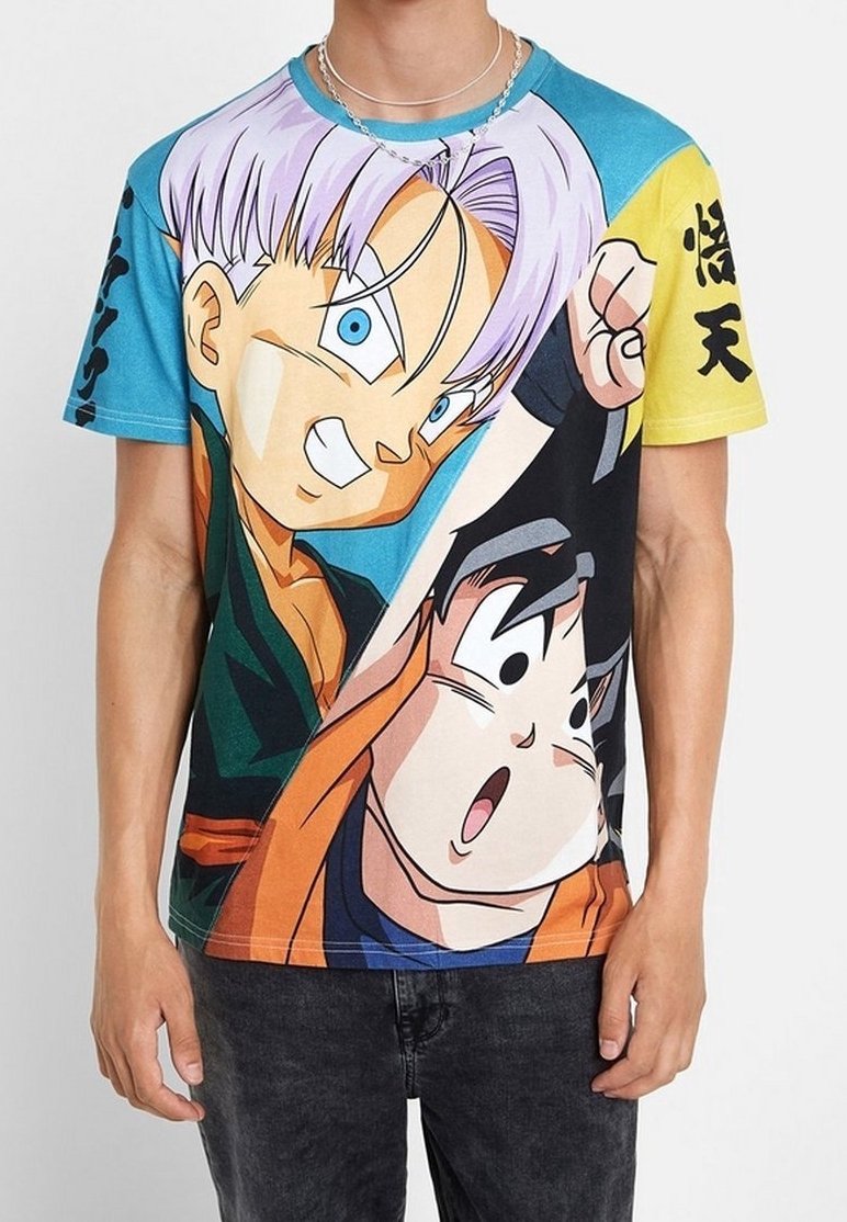 Camiseta de manga corta con un gráfico colorido de personajes de dibujos animados, predominantemente en azul, negro y naranja, con contornos marcados y detalles vibrantes.