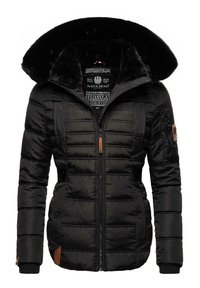 Sort polstret vinterjakke med stor pelsforet hætte, frontlynlås, sidelommer og mærkepatches på ærmet og i kanten.