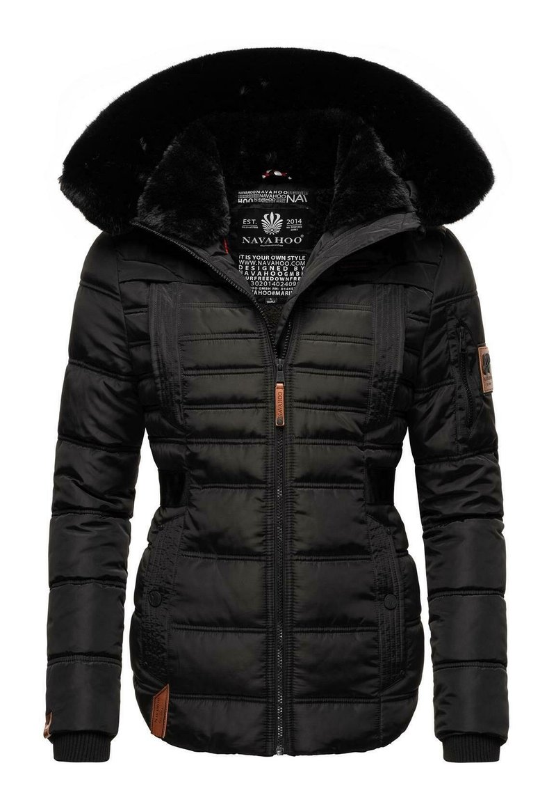 Sort polstret vinterjakke med stor pelsforet hætte, frontlynlås, sidelommer og mærkepatches på ærmet og i kanten.