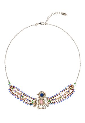 Collier avec un pendentif central en forme d'oiseau décoratif aux accents bleus et roses. Chaînes multifils de perles de différentes couleurs, accessoires dorés.