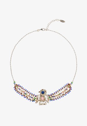 Collier avec un pendentif central en forme d'oiseau décoratif aux accents bleus et roses. Chaînes multifils de perles de différentes couleurs, accessoires dorés.