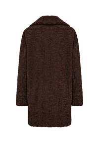 Brauner, flauschiger Außenmantel mit Kragen und langen Ärmeln. Die Textur ist weich und plüschig, ausgelegt für Wärme und Komfort.