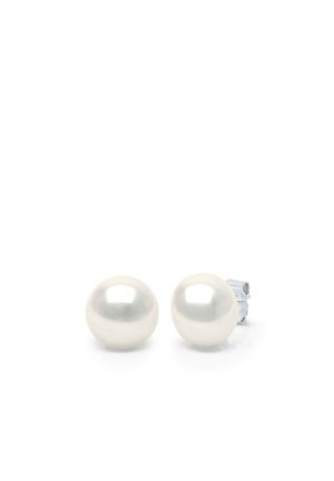 Paire de boucles d'oreilles clous en perles blanches rondes avec tiges en argent sur fond blanc.