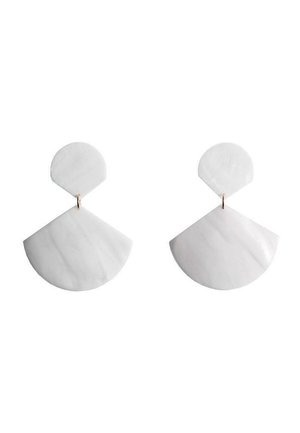 Witte oorbellen met een ronde bovenkant en een waaiervormige onderkant, gemaakt van glad materiaal met een glanzende afwerking en gouden hardware accenten.