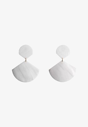 Orecchini bianchi con una parte superiore circolare e una parte inferiore a forma di ventaglio, realizzati in materiale liscio con una finitura lucida e dettagli in hardware dorato.