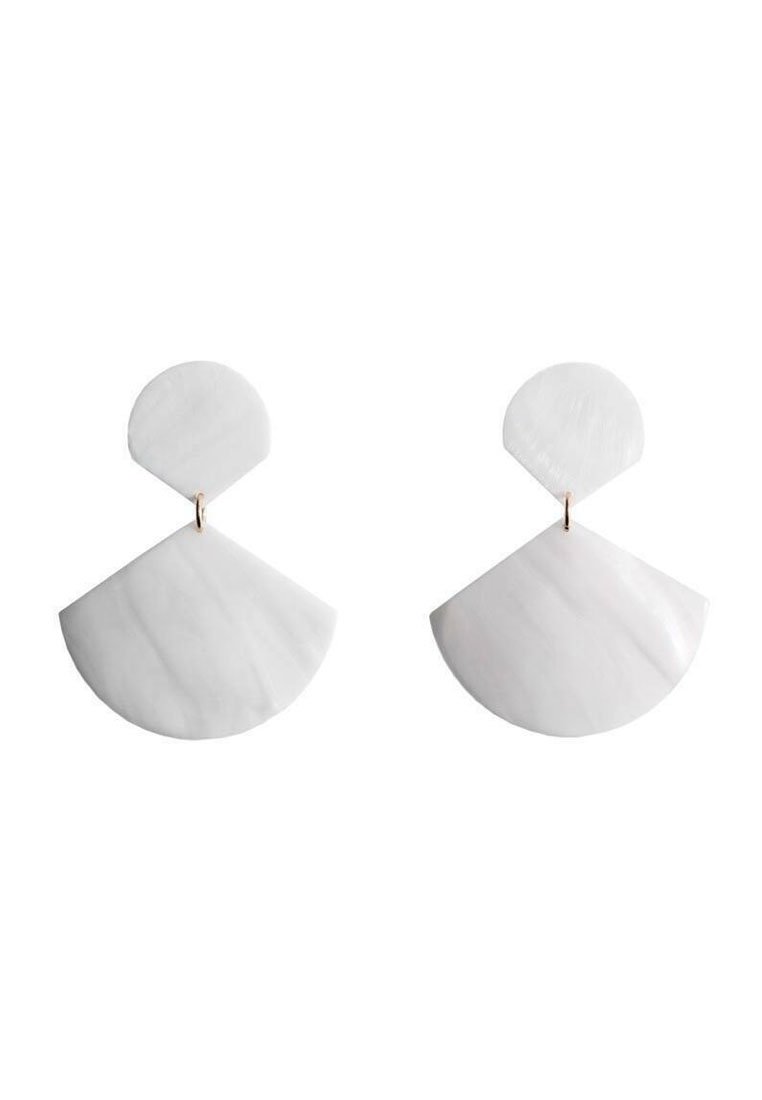 Witte oorbellen met een ronde bovenkant en een waaiervormige onderkant, gemaakt van glad materiaal met een glanzende afwerking en gouden hardware accenten.