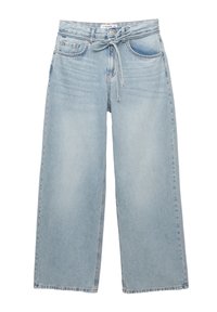 Jeans de pierna ancha en azul claro con bolsillos frontales, cierre de botón y cremallera, y un cinturón de tela atado en la cintura.