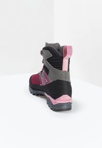 Röd och svart vandringskänga med högt skaft, grå accenter, texturerad tyg och en rosa hälflik. Har förstärkt sula och snörningssystem.