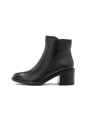 Stivaletto in pelle nera con punta rotonda e tacco a blocco, finitura testurizzata e bordo superiore leggermente curvato.