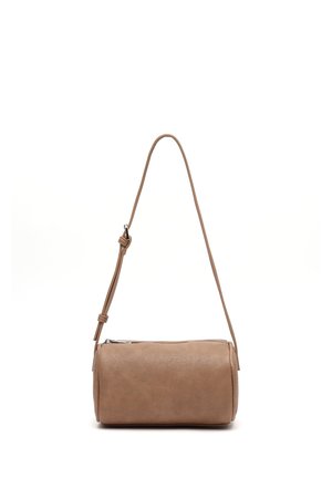 Sac à bandoulière cylindrique marron clair avec une bandoulière réglable et une fermeture éclair en haut, présenté sur fond blanc.