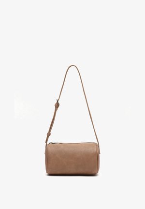 Sac à bandoulière cylindrique marron clair avec une bandoulière réglable et une fermeture éclair en haut, présenté sur fond blanc.