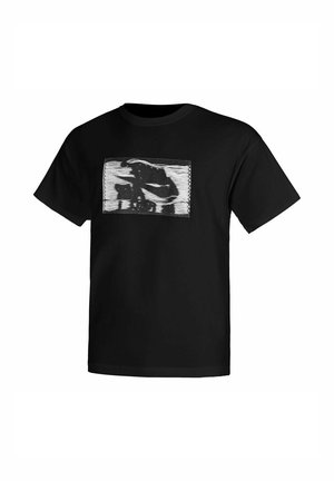 Zwarte katoenen t-shirt met een rechthoekige, witte grafische print in het midden, waarop abstracte vormen met een gestructureerde uitstraling zijn afgebeeld.