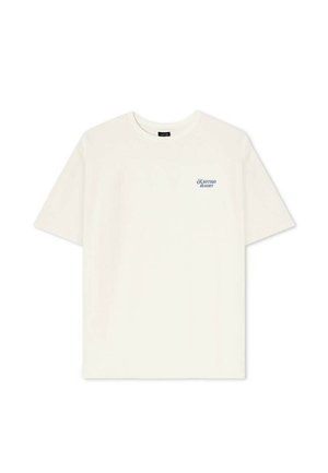Camiseta de manga corta y cuello redondo en algodón color blanco roto, con un logo azul impreso de "Kaotiko Resort" en la zona izquierda del pecho.