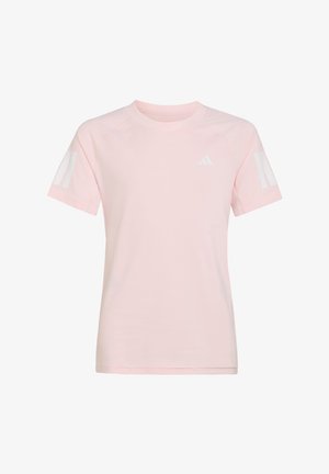 Camiseta deportiva de manga corta de color rosa claro con cuello redondo, sutiles rayas blancas en las mangas y pequeño logo blanco en el pecho izquierdo.