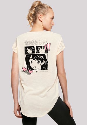 Cremfarbens T-Shirt mit rundem Ausschnitt, kurzen Ärmeln und einem längeren Rücken, das schwarze und rosa Manga-illustrationen zeigt.