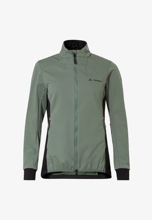 Giacca softshell verde e nera con cerniera, colletto alto, maniche lunghe e logo Vaude sul petto, progettata per attività all'aperto.