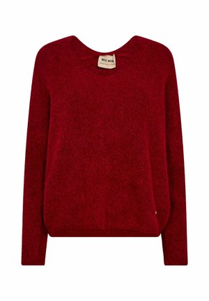 Weicher, langärmliger, tiefroter, flauschiger Pullover mit rundem Halsausschnitt und sichtbarem Markenetikett im Kragen.