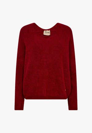 Weicher, langärmliger, tiefroter, flauschiger Pullover mit rundem Halsausschnitt und sichtbarem Markenetikett im Kragen.