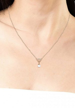 Collana d'argento con una delicata catena decorata da un piccolo pendente rotondo e una perla a goccia, accentuata da un connettore geometrico.