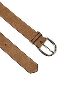 Cinturón de gamuza marrón con hebilla de metal plateado, un agujero y pasadores cosidos sobre fondo blanco.