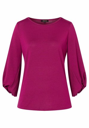 Magenta pullover top med rund halsudskæring og trekvartlange ærmer, der har rynkede detaljer ved ærmekanterne og en blød strikket tekstur.