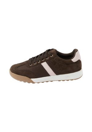 Brun ruskind og mesh sneaker med sorte snørebånd, beige stribe og hælafslutning, hvid sål og tekstureret beige ydersål.