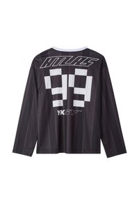 Maglia a maniche lunghe nera con righe grigie, con il numero bianco "99" e il testo "HILAS" sul retro, e il logo "YKSY" vicino all'orlo.