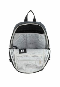 Mochila gris con apertura con cremallera, que presenta un interior negro texturizado y un forro gris claro que muestra un patrón topográfico y bolsillos.