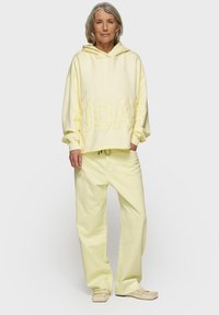 10DAYS Sweat à capuche - pastel yellow