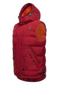 Chaleco acolchado rojo con capucha, forro de forro polar naranja, cierre frontal con cremallera y botones a presión, múltiples bolsillos con cremallera y acentos en negro.