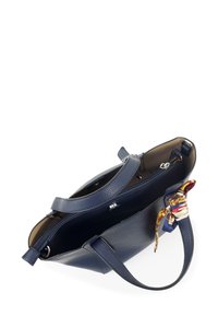 Marineblauwe leren totebag met een gestructureerde afwerking, dubbele handvatten, een binnenzak en een zijaccent van een gestreepte zijden sjaal.