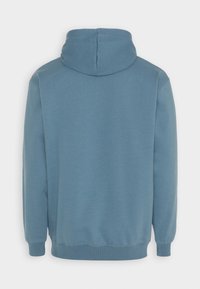 Felpa con cappuccio blu in tessuto morbido, dotata di tasca a marsupio, polsini a coste e cappuccio texturizzato. La parte posteriore ha una finitura liscia.