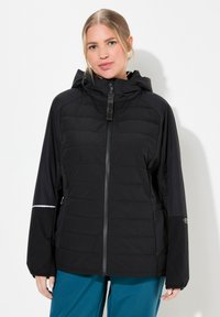 Chaqueta aislante negra con cremallera frontal, capucha y puños elásticos. Presenta un diseño acolchado en el cuerpo y mangas lisas con acentos reflectantes.