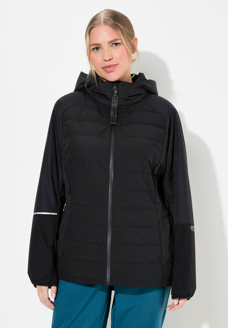 Chaqueta aislante negra con cremallera frontal, capucha y puños elásticos. Presenta un diseño acolchado en el cuerpo y mangas lisas con acentos reflectantes.