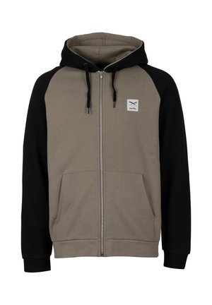 Zip-up Hoodie mit schwarzen Ärmeln und Kapuze, taupefarbenem Körper, Fronttaschen, Kordeln und einem kleinen weißen Logo-Patch auf der Brust.