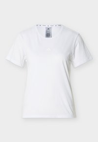 Απλό λευκό κοντομάνικο μπλουζάκι προπόνησης Adidas με στρογγυλή λαιμόκοψη και μικρό λογότυπο στο στήθος, απεικονίζεται σε ανοιχτό φόντο.