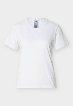 Egyszerű fehér, rövid ujjú Adidas edzőpóló kerek nyakkivágással és apró logóval a mellkason, világos háttéren bemutatva.