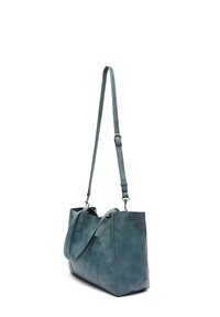 Turkusowa skórzana torebka o gładkiej fakturze, z otwartym wnętrzem i odczepianym paskiem na ramię, wyposażona w dwa uchwyty oraz boczne kieszenie.
