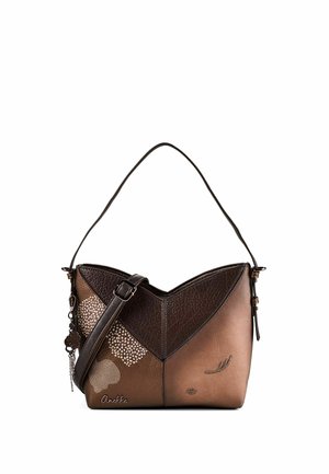 Borsa a mano in pelle marrone con design patchwork strutturato, tracolla regolabile e piccoli ciondoli decorativi su un lato.