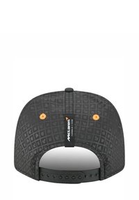 Czarna czapka McLaren Formuły 1 z pomarańczowymi otworami wentylacyjnymi, regulowanym zapięciem snapback oraz subtelnym wzorem w kratkę na tkaninie.