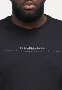 Calvin Klein Jeans PLUS MINIMAL LOGO TEE - Triko s potiskem - black