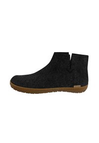 Schwarze Filz-Stiefeletten mit einer dicken braunen Gummisohle, die ein V-förmiges Design an der Oberseite und ein kleines Logo an der Seite aufweisen.
