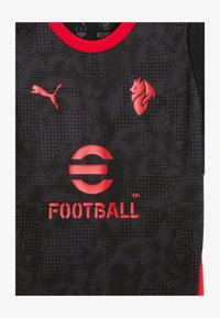 Επιλέχθηκε,  black for all time red