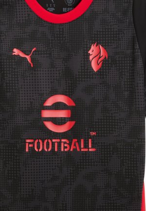 Maillot de football noir avec un motif texturé, accents rouges, logo Puma, et "FOOTBALL" en lettres rouges en gras. Encolure arrondie.