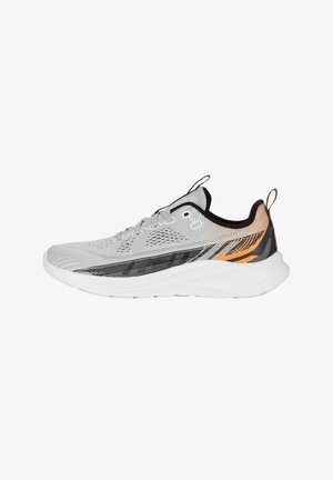 Chaussure de sport grise avec une tige en mesh, accents noirs et orange, semelle texturée et forme arrondie offrant confort et soutien.