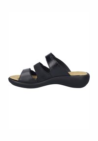 Sorte sandaler med tre brede stropper, en glat læderoverdel, en polstret sål og en formstøbt gummisål for komfort og støtte.