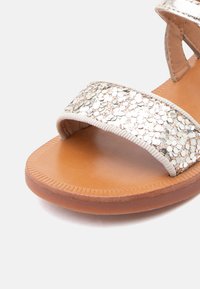 POM D'API PLAGETTE BUCKLE TAO - Σανδάλια - platine-coloured/or
